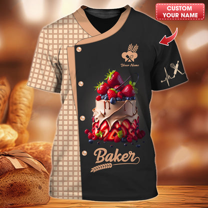 Camisetas de panadero personalizadas: diseño de pastel decadente con cobertura de frutos rojos para artesanos de postres