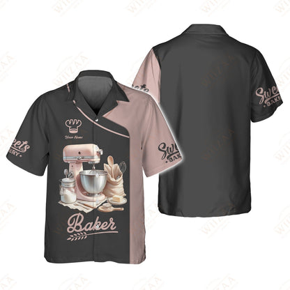 T-shirt de boulanger personnalisé – Mélangeur et ustensiles classiques avec détails de manche de boulangerie sucrés