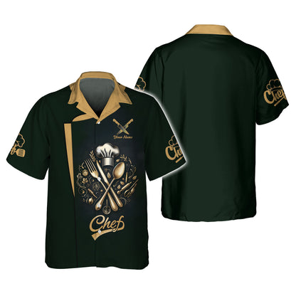 Camisa de chef personalizada: elegante escudo dorado con herramientas culinarias sobre fondo verde oscuro